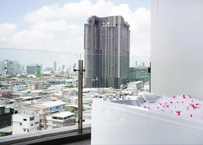 Отель Valia Sukhumvit 24 By Kingston